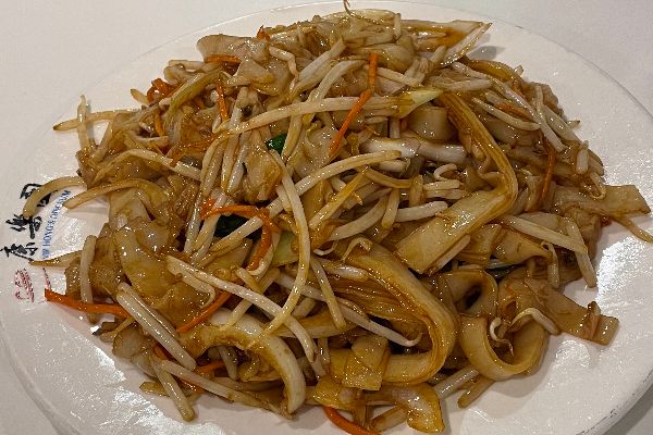 Stir Fried Broad Noodle with Bean Sprouts