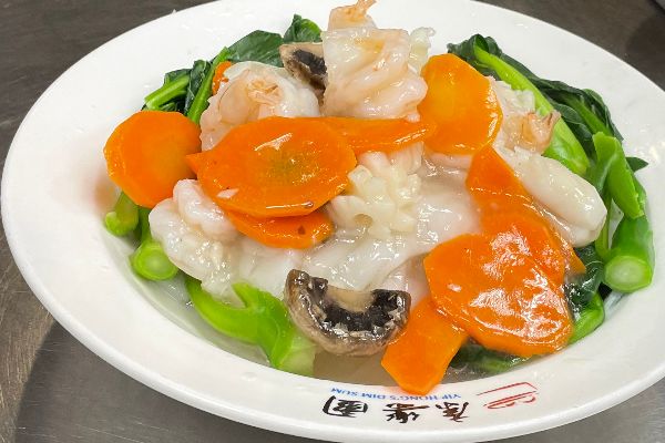 Seafood & Chinese Green Broad Noodle 