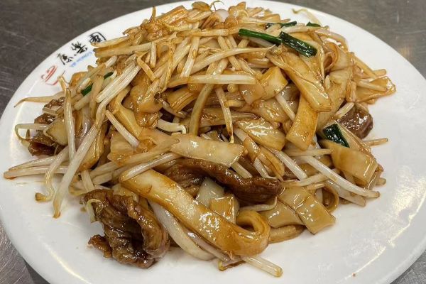 Beef Fried Broad Noodle with Bean Sprouts