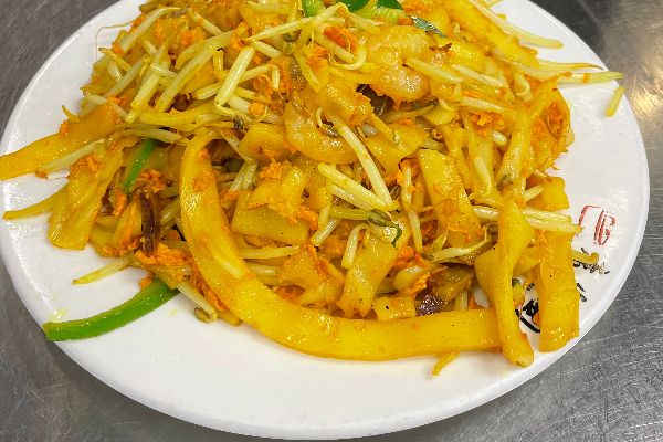 Shrimp & BBQ Pork Broad Noodle in Curry Sauce