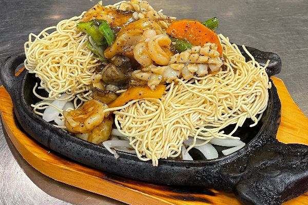 Seafood with Black Pepper Sauce Chow Mein on Sizzling Plate